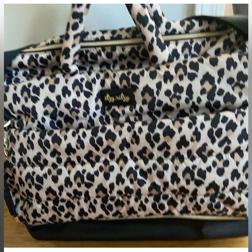 Itzy ritzy weekender bag leopard new never used